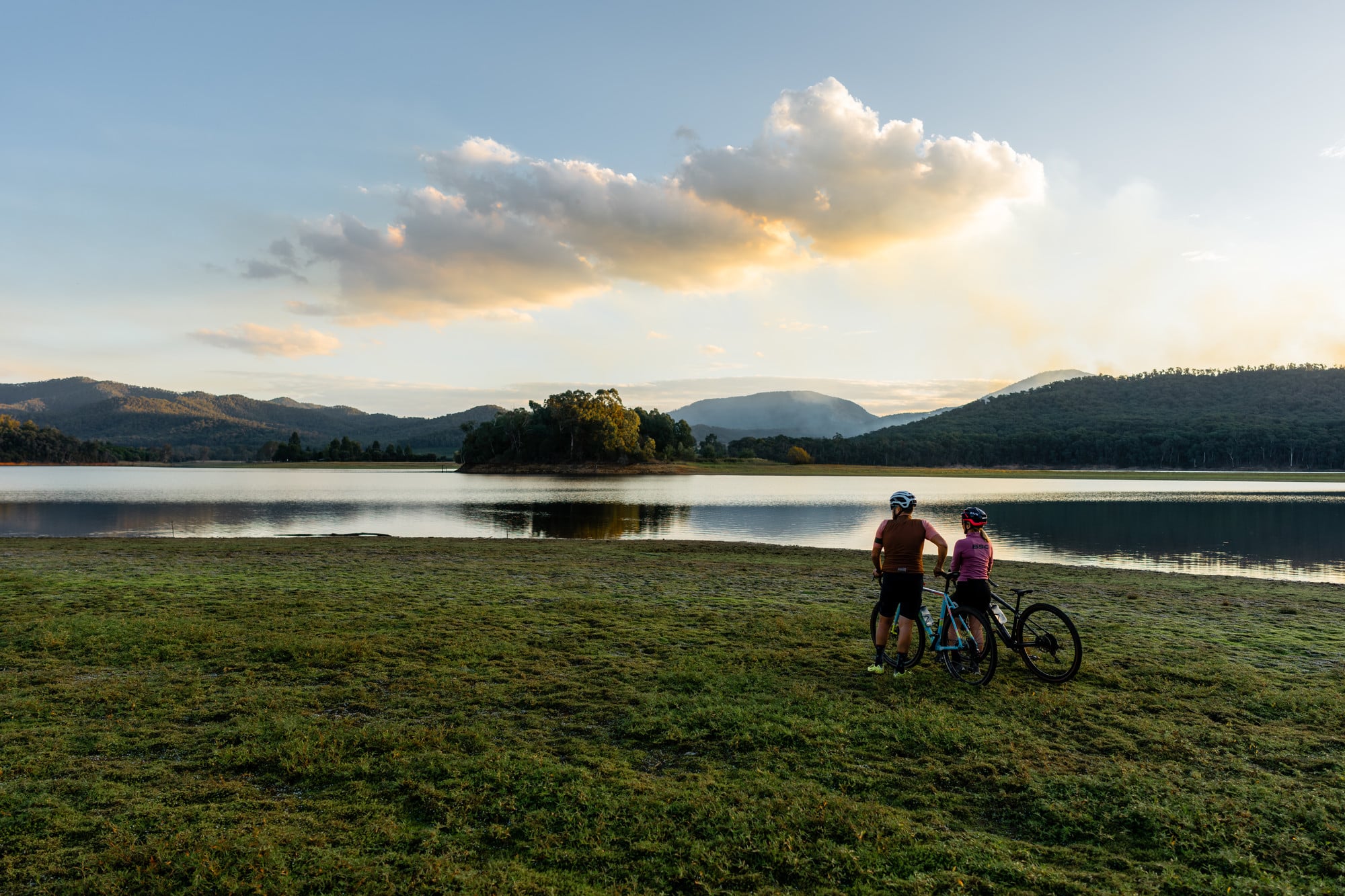 Gravel riders admiring Lake Buaffalo